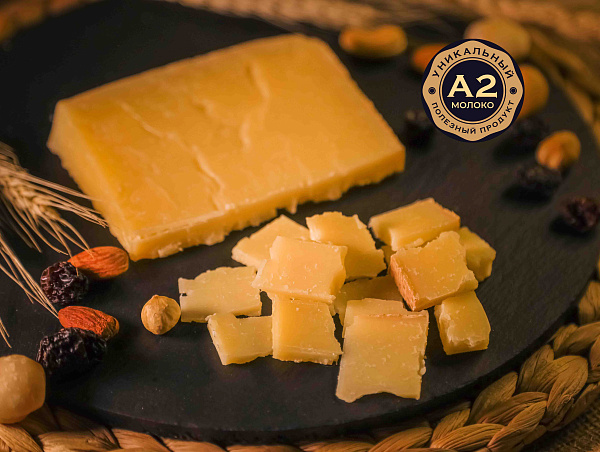 Крафтовый твёрдый сыр в фирменной упаковке